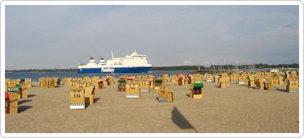 faehre vom strand aus