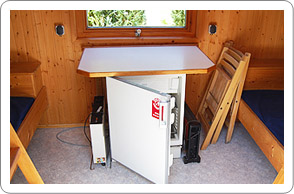 tisch und Kühlschrank